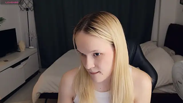 Snapshot of thehousemaidd chatting on 05-30-26, 06:57 thehousemaidd online show from 05-30-26, 06:57