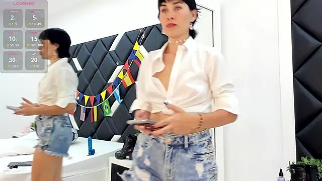 Snapshot of CarlaLinares chatting on 06-18-26, 07:52 CarlaLinares online show from 06-18-26, 07:52