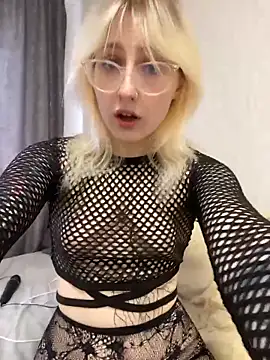 Snapshot of xp_blondie chatting on 06-18-26, 11:59 xp blondie online show from 06-18-26, 11:59