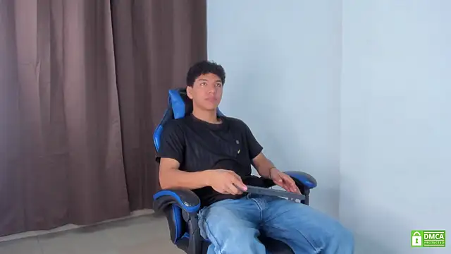 Snapshot of Maximiliano_Young chatting on 06-11-26, 12:35 Maximiliano Young online show from 06-11-26, 12:35