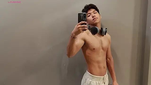 Snapshot of Maximiliano_Young chatting on 07-11-26, 12:05 Maximiliano Young online show from 07-11-26, 12:05