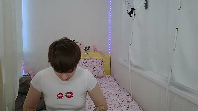 EmyHills online show from 06-19-26, 02:45