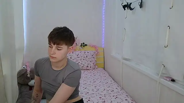 EmyHills online show from 06-18-26, 02:33