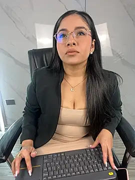 ValentinaLuciana online show from 06-04-26, 12:54