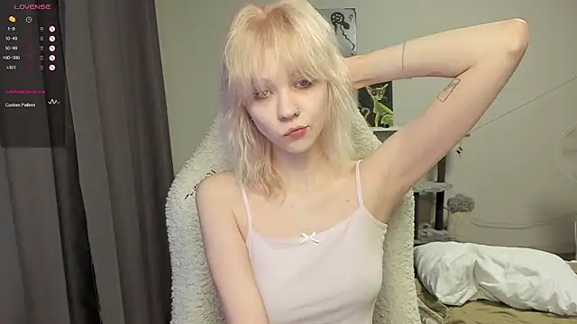 Snapshot of voguecaroline chatting on 07-16-26, 08:39 voguecaroline online show from 07-16-26, 08:39