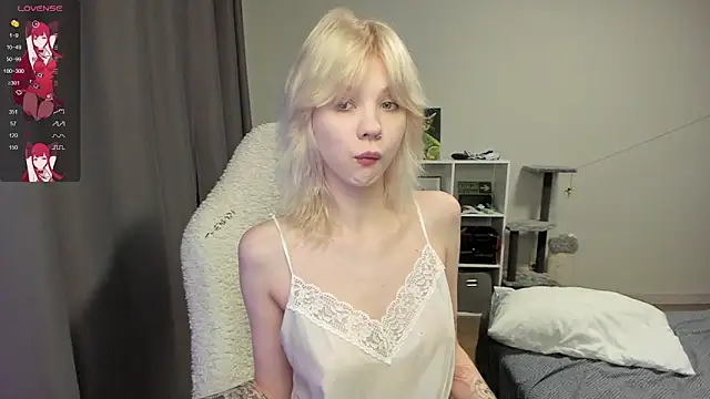 Snapshot of voguecaroline chatting on 08-03-26, 08:15 voguecaroline online show from 08-03-26, 08:15