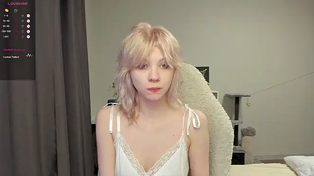 Snapshot of voguecaroline chatting on 07-21-26, 08:21 voguecaroline online show from 07-21-26, 08:21