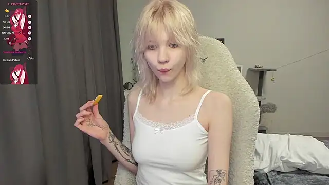 Snapshot of voguecaroline chatting on 07-24-26, 09:11 voguecaroline online show from 07-24-26, 09:11