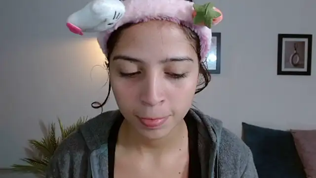 Snapshot of Tiffany_Bu chatting on 06-19-26, 01:50 Tiffany Bu online show from 06-19-26, 01:50