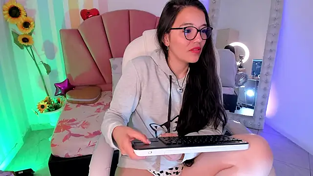 Emma lakshmi online show from 06-03-26, 01:34