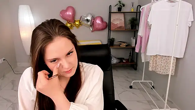 Snapshot of April_Mills_ chatting on 06-03-26, 02:33 April Mills online show from 06-03-26, 02:33