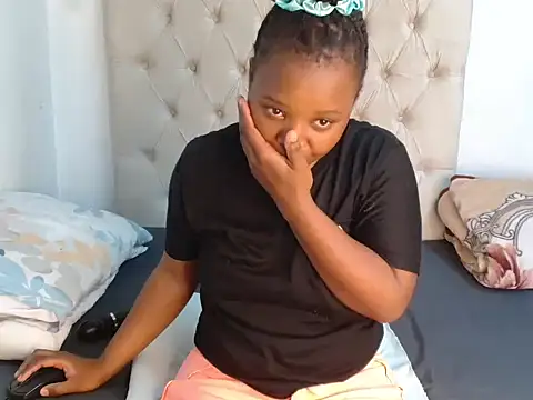 Snapshot of Lihle_00 chatting on 06-19-26, 01:39 Lihle 00 online show from 06-19-26, 01:39
