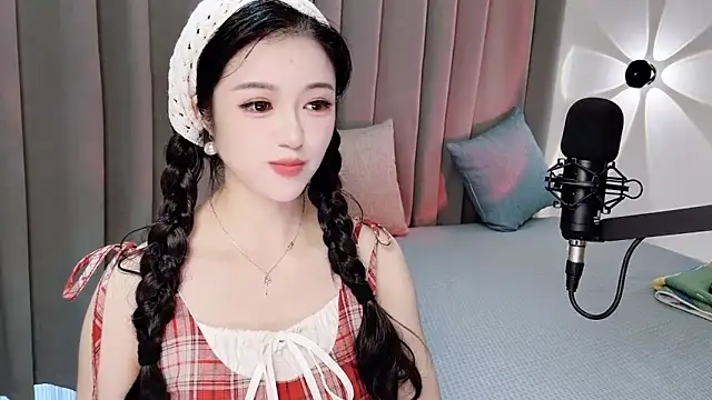 Snapshot of Momo-Wow chatting on 06-19-26, 06:52 Momo-Wow online show from 06-19-26, 06:52