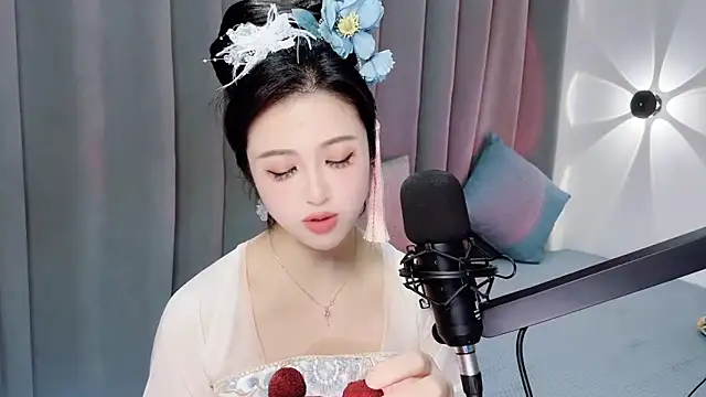 Snapshot of Momo-Wow chatting on 06-15-26, 06:35 Momo-Wow online show from 06-15-26, 06:35
