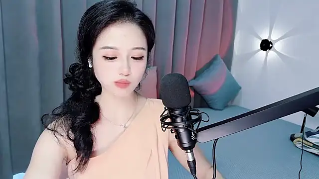 Snapshot of Momo-Wow chatting on 07-14-26, 10:21 Momo-Wow online show from 07-14-26, 10:21