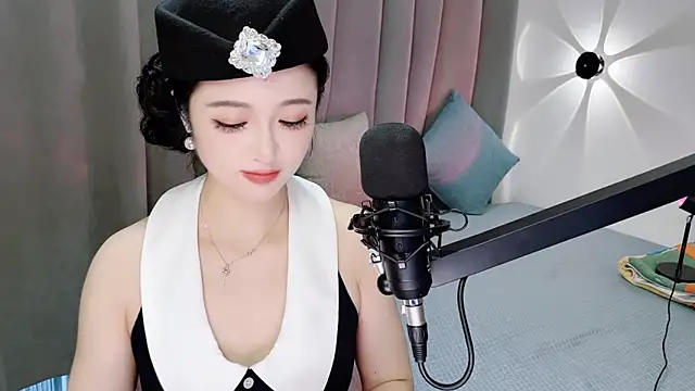Snapshot of Momo-Wow chatting on 06-18-26, 06:12 Momo-Wow online show from 06-18-26, 06:12