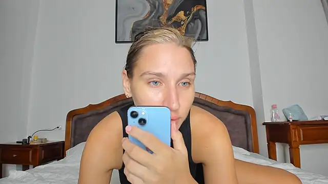 Snapshot of SofiClimbing chatting on 10-11-25, 04:08 SofiClimbing online show from 10-11-25, 04:08