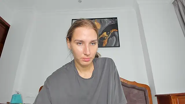 Snapshot of SofiClimbing chatting on 10-15-25, 05:39 SofiClimbing online show from 10-15-25, 05:39