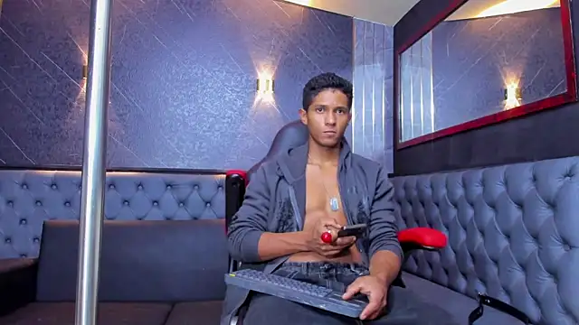 Snapshot of Yoel_Blessed chatting on 06-18-26, 11:15 Yoel Blessed online show from 06-18-26, 11:15