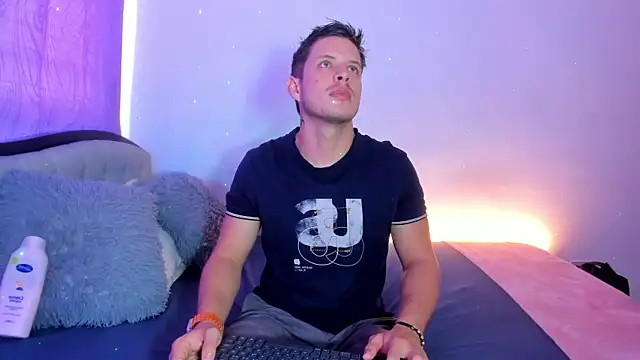 Snapshot of johnycooper08 chatting on 07-17-26, 12:35 johnycooper08 online show from 07-17-26, 12:35