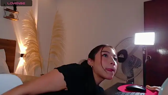 Snapshot of _Emmakiss_ chatting on 06-12-26, 11:52 Emmakiss online show from 06-12-26, 11:52
