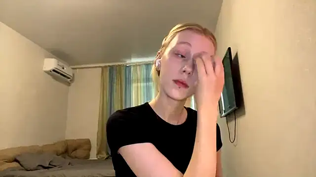 Snapshot of BossedFrog chatting on 07-16-26, 12:13 BossedFrog online show from 07-16-26, 12:13