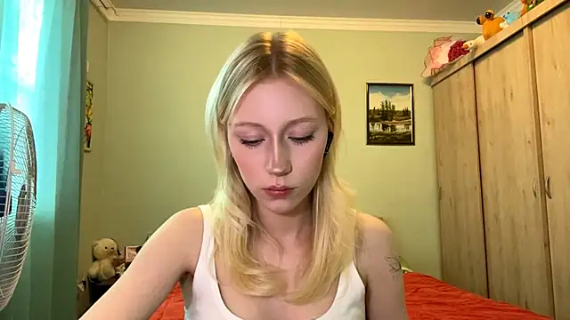 Snapshot of BossedFrog chatting on 06-19-26, 02:23 BossedFrog online show from 06-19-26, 02:23