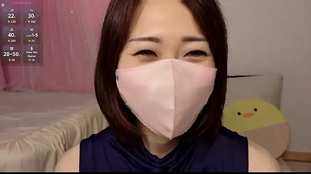 Snapshot of Momo_hip chatting on 07-25-26, 02:30 Momo hip online show from 07-25-26, 02:30