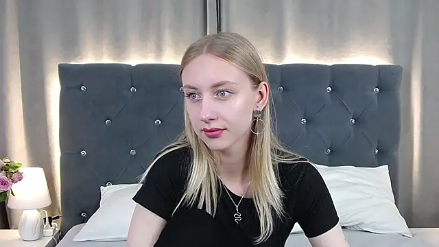 Snapshot of LirienVexx chatting on 06-07-26, 06:29 LirienVexx online show from 06-07-26, 06:29