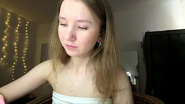 Snapshot of smalllisa chatting on 06-18-26, 06:13 smalllisa online show from 06-18-26, 06:13