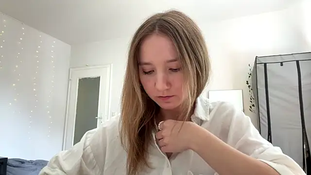 Snapshot of smalllisa chatting on 06-10-26, 02:18 smalllisa online show from 06-10-26, 02:18