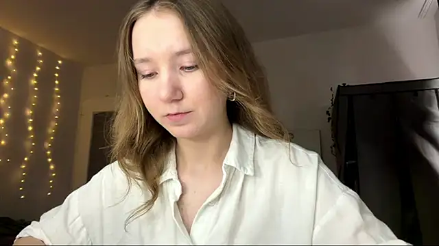 Snapshot of smalllisa chatting on 06-19-26, 06:14 smalllisa online show from 06-19-26, 06:14
