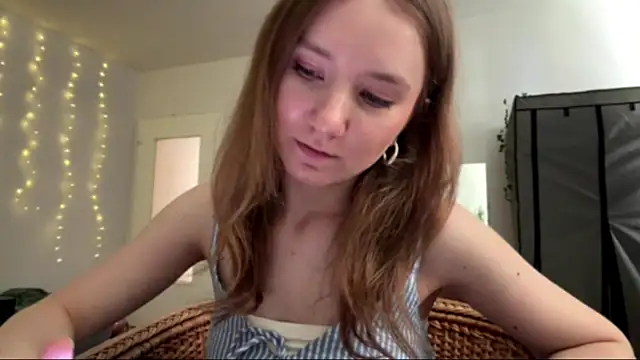 Snapshot of smalllisa chatting on 06-20-26, 04:12 smalllisa online show from 06-20-26, 04:12
