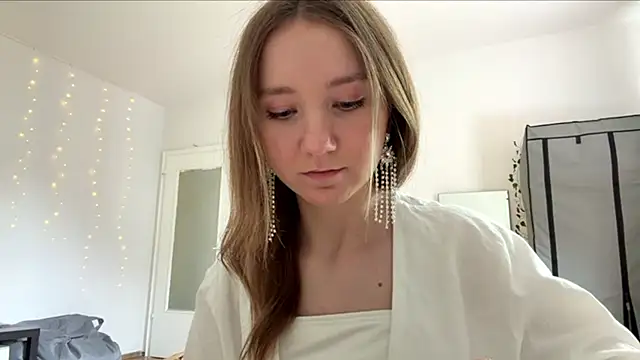 Snapshot of smalllisa chatting on 06-06-26, 02:11 smalllisa online show from 06-06-26, 02:11