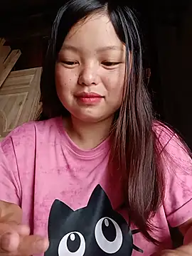Snapshot of Linna-bae chatting on 06-17-26, 12:32 Linna-bae online show from 06-17-26, 12:32