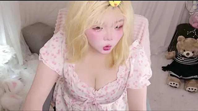 Snapshot of YaMi-11 chatting on 07-11-26, 04:24 YaMi-11 online show from 07-11-26, 04:24