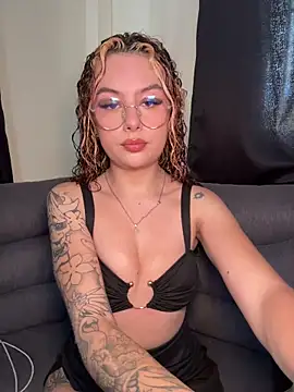 Snapshot of Joyce-fire chatting on 06-18-26, 07:52 Joyce-fire online show from 06-18-26, 07:52