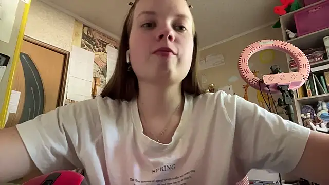 Snapshot of Aileyn chatting on 06-26-26, 08:31 Aileyn online show from 06-26-26, 08:31