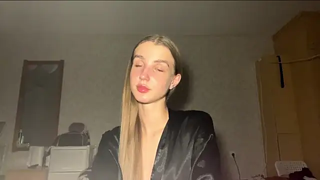Snapshot of PullyLoves chatting on 06-08-26, 11:49 PullyLoves online show from 06-08-26, 11:49