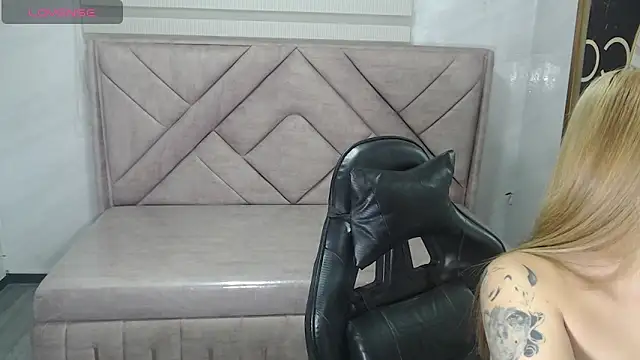 Snapshot of Scarlet_Queen_v chatting on 06-18-26, 12:43 Scarlet Queen v online show from 06-18-26, 12:43