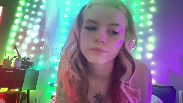 Snapshot of roxxinefox chatting on 06-12-26, 08:34 roxxinefox online show from 06-12-26, 08:34