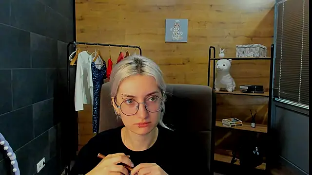 DaisyHopkins online show from 06-20-26, 09:47