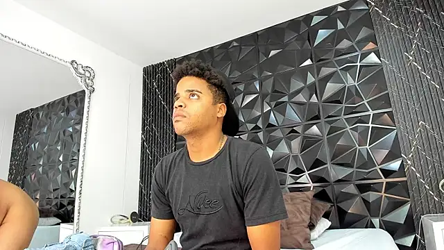 TaylorAndThalia online show from 06-12-26, 07:44