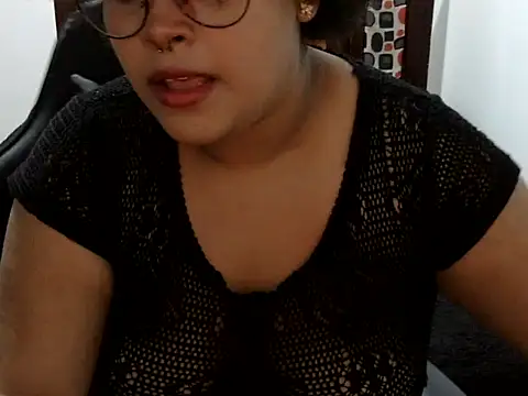 Snapshot of Lolacurly69 chatting on 06-17-26, 02:33 Lolacurly69 online show from 06-17-26, 02:33