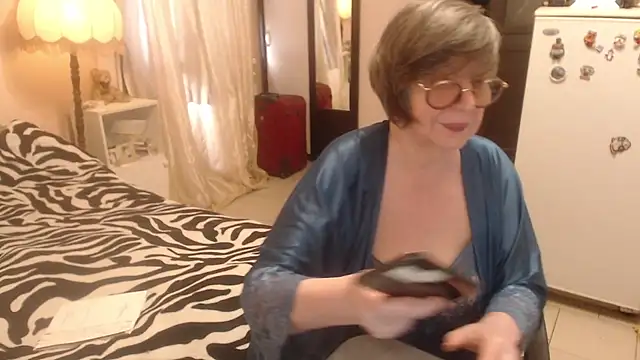 Snapshot of Sharon_Amore chatting on 07-05-26, 12:23 Sharon Amore online show from 07-05-26, 12:23