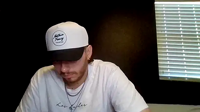 Snapshot of Mikecloudyhawk chatting on 06-22-26, 01:11 Mikecloudyhawk online show from 06-22-26, 01:11