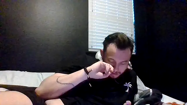 Snapshot of Mikecloudyhawk chatting on 06-27-26, 03:23 Mikecloudyhawk online show from 06-27-26, 03:23