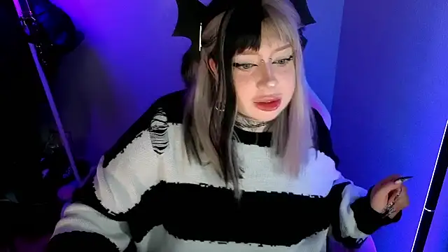 Snapshot of Chiibis chatting on 06-17-26, 01:10 Chiibis online show from 06-17-26, 01:10