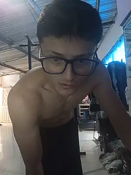 Snapshot of Davitfitnosuke chatting on 06-27-26, 02:01 Davitfitnosuke online show from 06-27-26, 02:01