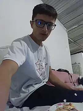 Snapshot of Davitfitnosuke chatting on 06-13-26, 03:15 Davitfitnosuke online show from 06-13-26, 03:15